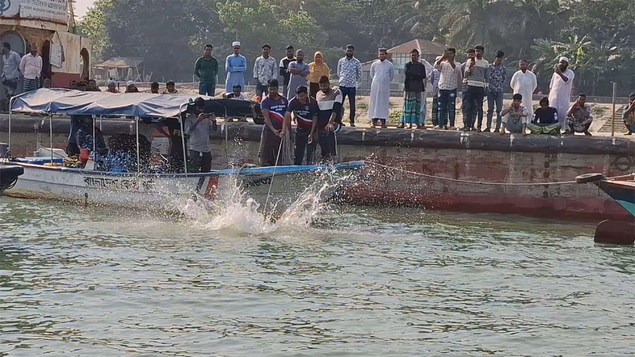 শরীয়তপুরে পদ্মায় বাল্কহেড ডুবি : নিখোঁজ ২