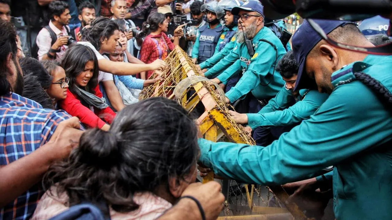 যমুনা অভিমুখে ধর্ষণবিরোধী পদযাত্রায় পুলিশের বাধা, হাতাহাতি