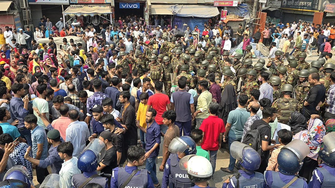 দুই মহাসড়কে শ্রমিকদের অবরোধ প্রত্যাহার, যান চলাচল শুরু