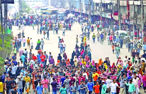 শ্রমিকদের অবরোধে সড়কে জনদুর্ভোগ