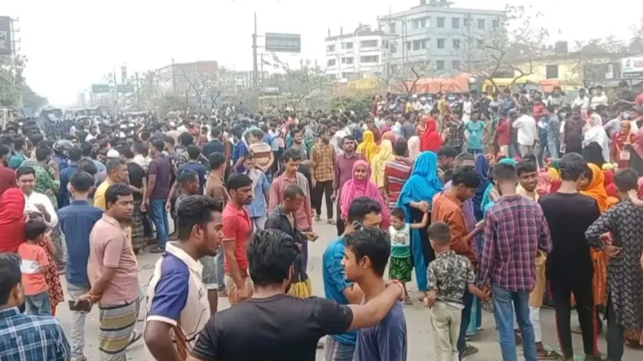 গাজীপুরে বিভিন্ন দাবিতে শ্রমিক বিক্ষোভ, সড়ক অবরোধ