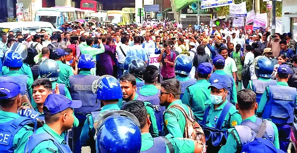 ধর্ষণের বিচার দাবিতে গণপদযাত্রায় পাল্টাপাল্টি হামলা, ৫ পুলিশ আহত