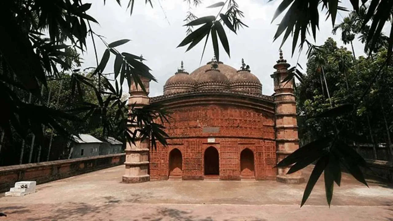 সংস্কারের অভাবে নষ্ট হচ্ছে ঐতিহ্যবাহী ‘আতিয়া জামে মসজিদ’