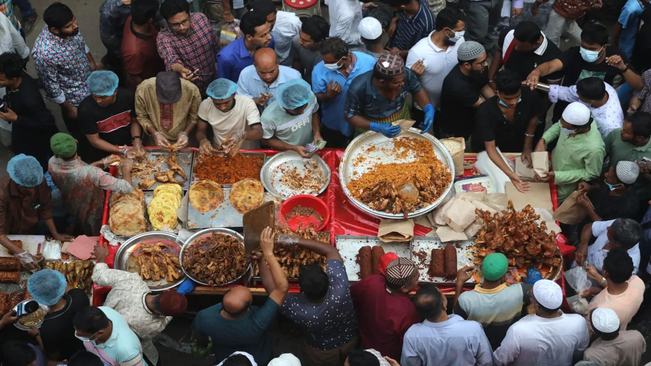 প্রথম রোজা : রাজধানীর মোড়ে মোড়ে ইফতারের পসরা