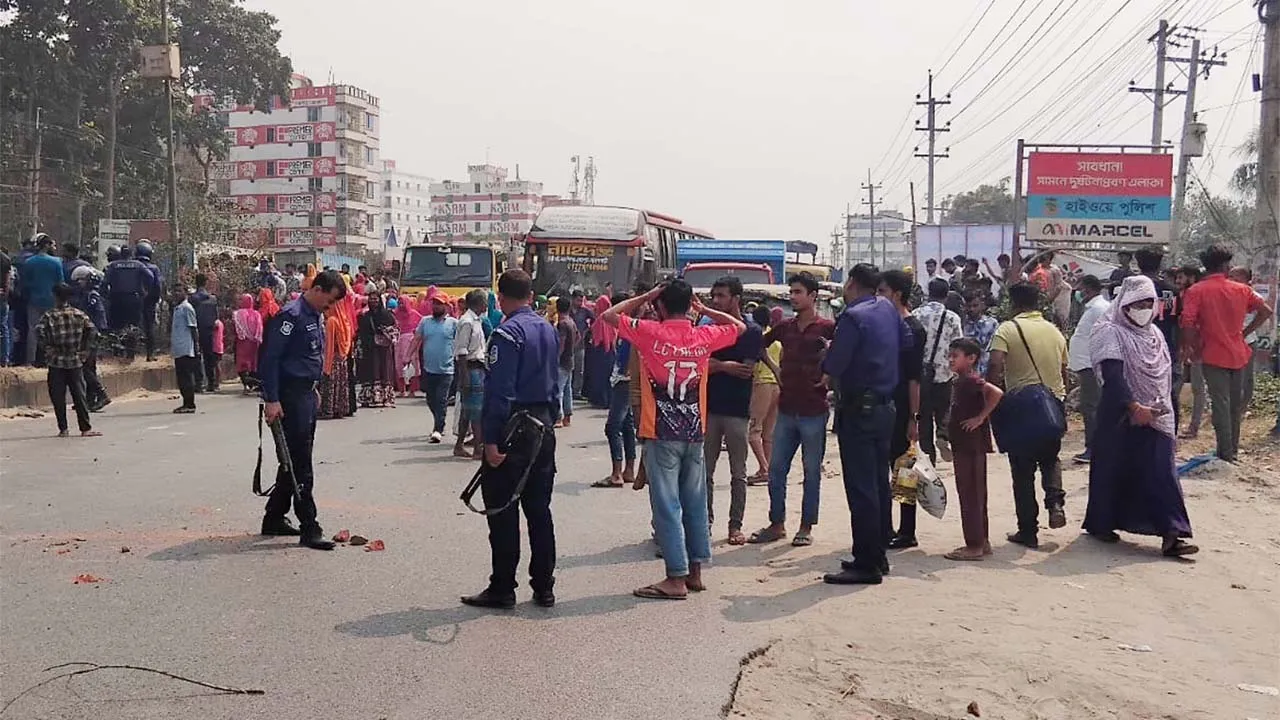 ভালুকায় শ্রমিক-পুলিশ ধাওয়া-পাল্টা ধাওয়া, আহত ৪০