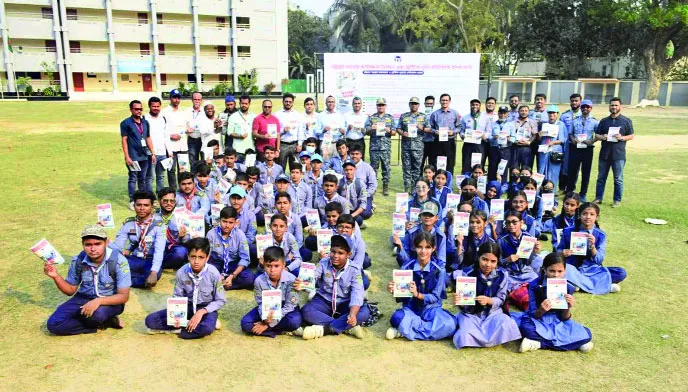 চট্টগ্রামের জলাবদ্ধতা ও প্লাস্টিক দূষণ প্রতিরোধে চবকের লিফলেট বিতরণ