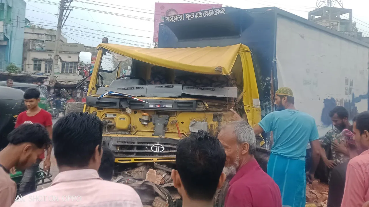 বেলাবতে কাভার্ডভ্যানের ধাক্কায় আহত ২